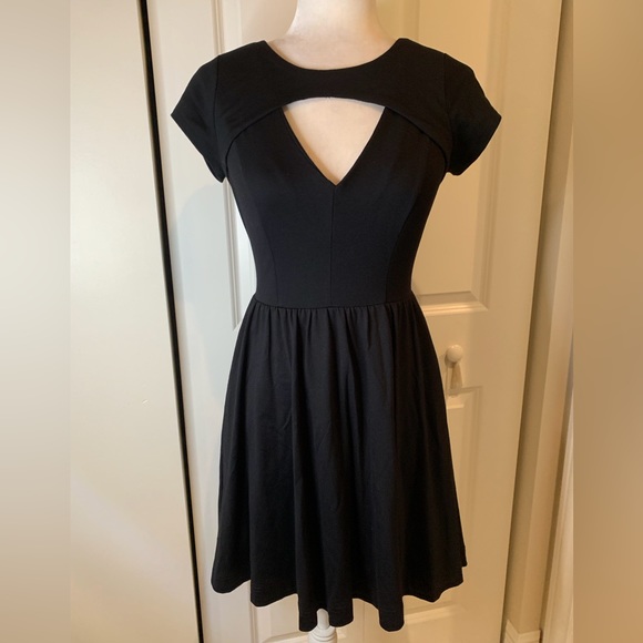 Guess Cutout Neckline Fit & Flare Midi Dress - Picture 4 of 8